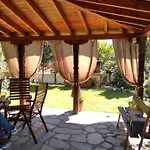 Poly's Sea Side House Дом отдыха Коропи