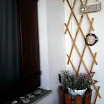 Poly's Sea Side House Дом отдыха Коропи