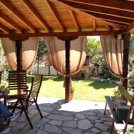 Poly's Sea Side House בית נופש קורופי