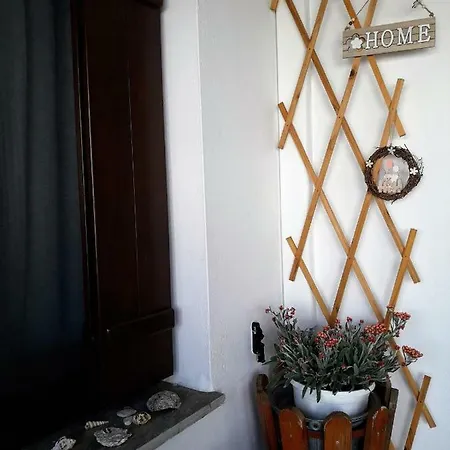 Poly's Sea Side House בית נופש קורופי